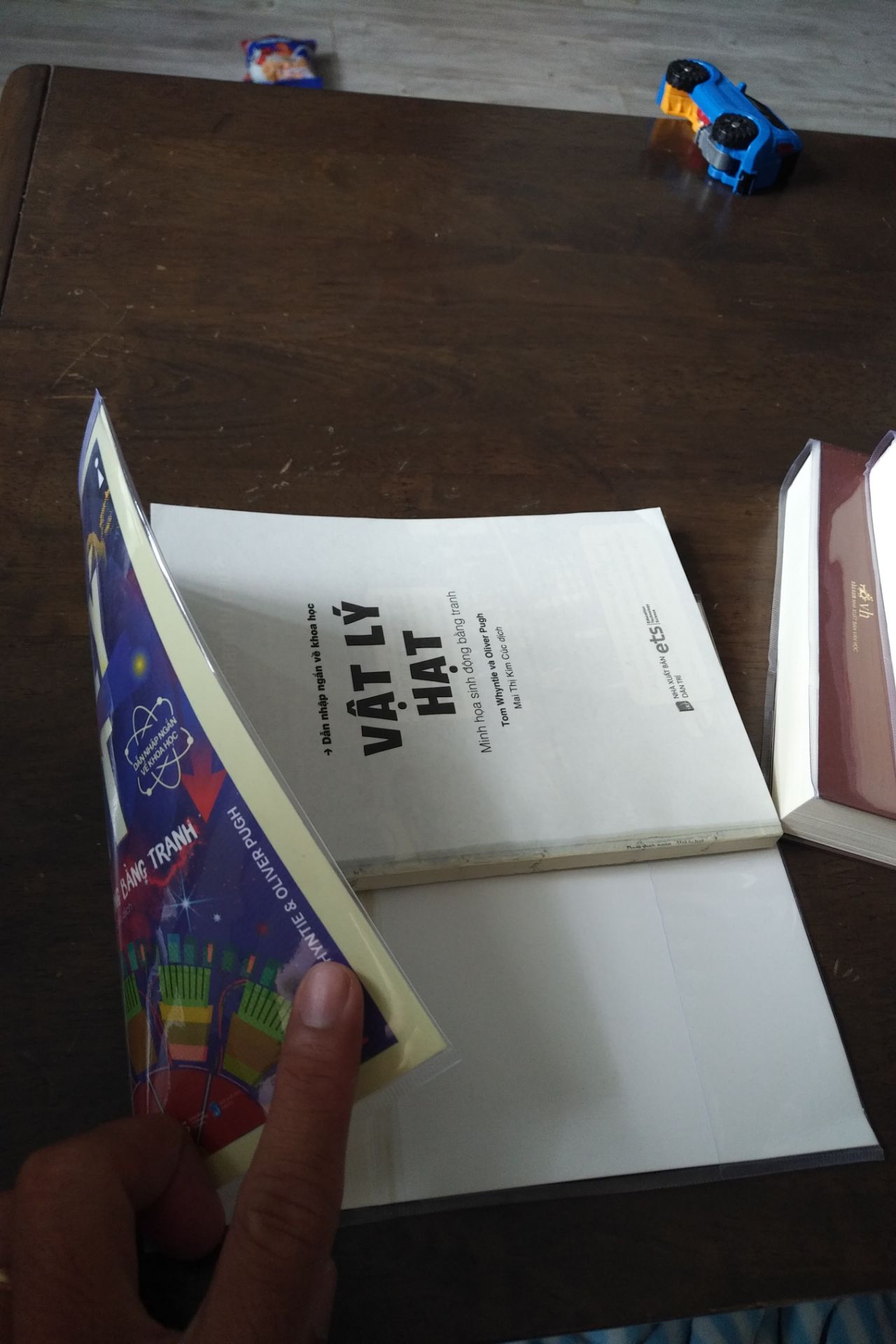 Cuốn sách rách bươm như vầy mà cũng lấy giao cho khách được ?