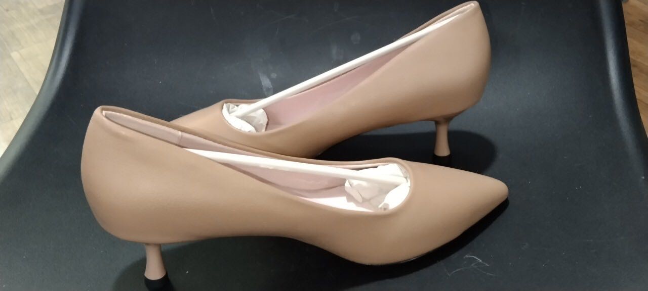 Giày đẹp nhưng do giày tăng size nên đi bị rộng 
Gót giày nhỏ nhưng rất chắc chắn 
Rất đáng tiền
Sẽ mua hàng của shop thêm nhiều nhiều lần nữa