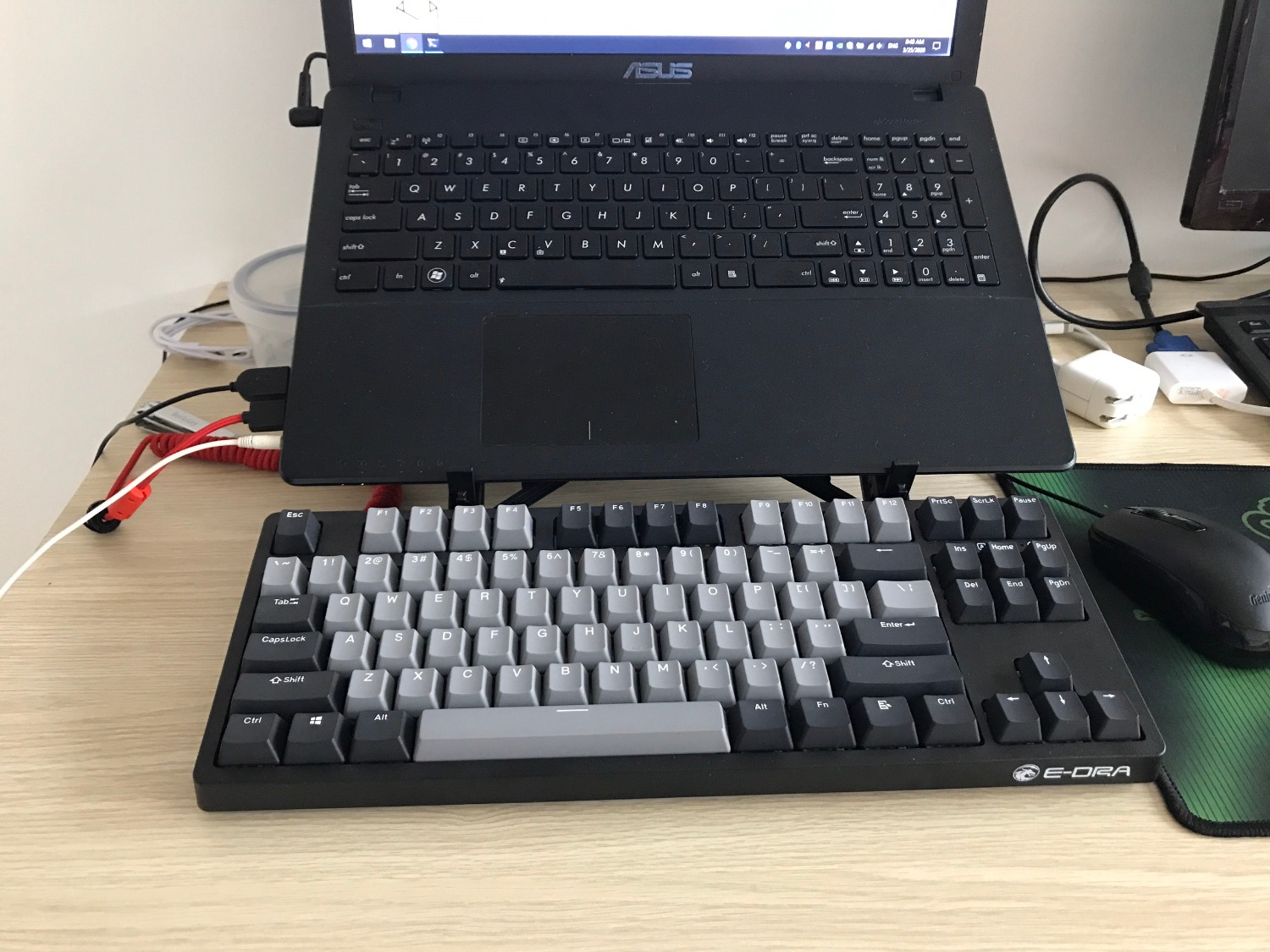 Giao hàng đúng thời gian dự tính, sản phẩm được đóng gói cẩn thận.
Sau 2 tuần sử dụng thì hoàn toàn hài lòng với bàn phím này, gõ êm, độ ồn vừa phải, không làm người khác trong phòng khó chịu (Red switch).