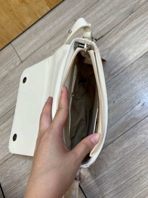 Túi sang trọng mang đi tiệc hợp lí hết sức luôn màu trắng nhìn đẹp form rất chuẩn mãi ủng hộ shop🥰