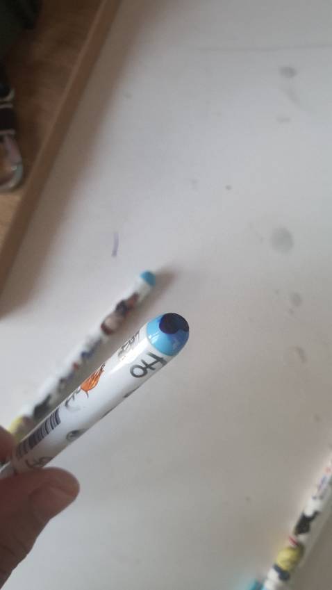 Viết mình mua đợt này rất xấu. Mới mua về bỏ vào hộp hôm sau đã đổ mực ra lây hết cả các viết trong hộp. Không có nút chặn nhỏ dưới ngòi.thất vọng