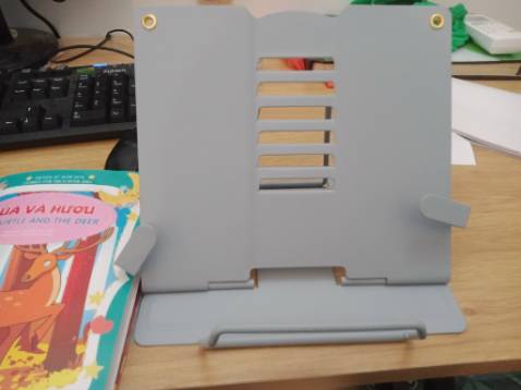 Hàng ưng ý, mới và đẹp như mô tả, có bị trầy sơn ở 1 góc không đáng kể.
Shop rep tin nhắn và soạn hàng nhanh, có kèm thư cảm ơn, ship bắc- nam hơi lâu hơn dự tính chắc do ảnh hưởng dịch.
Sách mình to và khá nặng (~1200 trang) vẫn đỡ tốt, phần kẹp hơi nhỏ, khá chắc. 
Chúc shop bán đắt