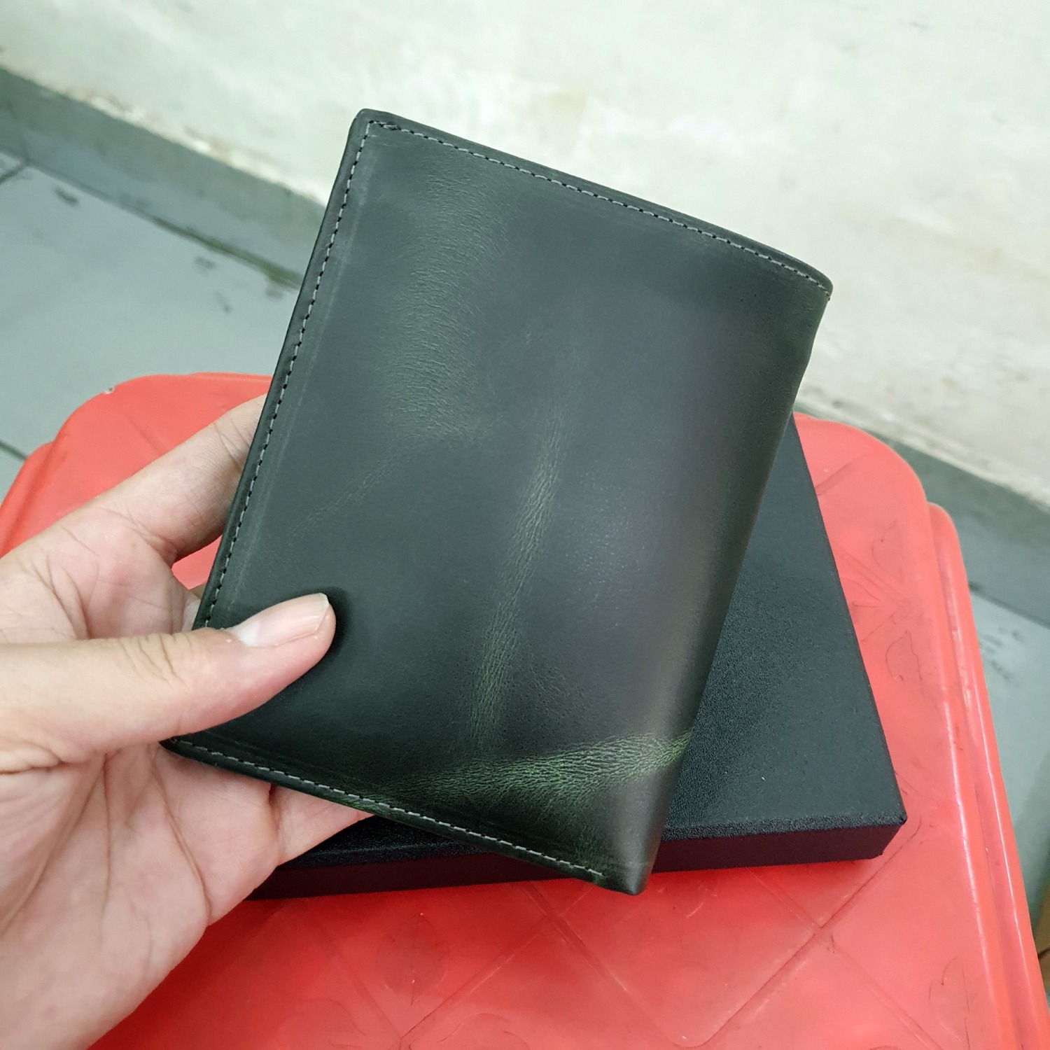 Da dày dặn, mềm mại. Chất da mịn màng, sờ rất thích. Màu xanh rêu lần đầu mua thấy hơi lạ nhưng trông rất cá tính. Da dày dặn, mềm mại. Chất da mịn màng, sờ rất thích. Màu xanh rêu lần đầu mua thấy hơi lạ nhưng trông rất cá tính.