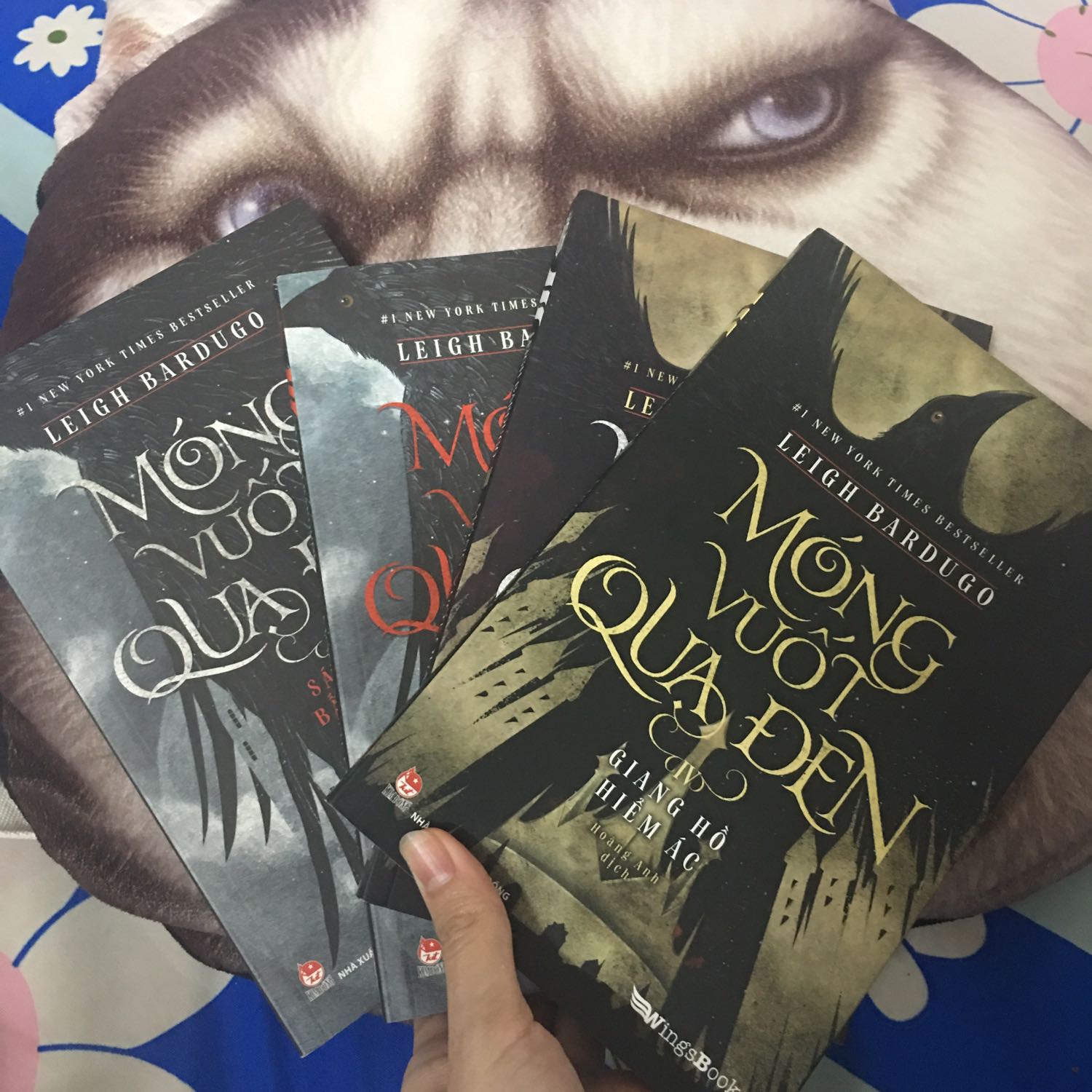 Gáy sách quyển số 2 có bị gập gãy 1 chút nhưng nhìn chung mình vẫn đánh giá 5 sao. Nội dung rất hay, tác giả xây dựng 1 thế giới fantasy với nhiều khái niệm hoàn toàn mới mẻ và mình bị cuốn vào đó. Thích cả 4 cuốn nhưng đối với mình quyển 3 và 4 nhỉnh hơn tí.