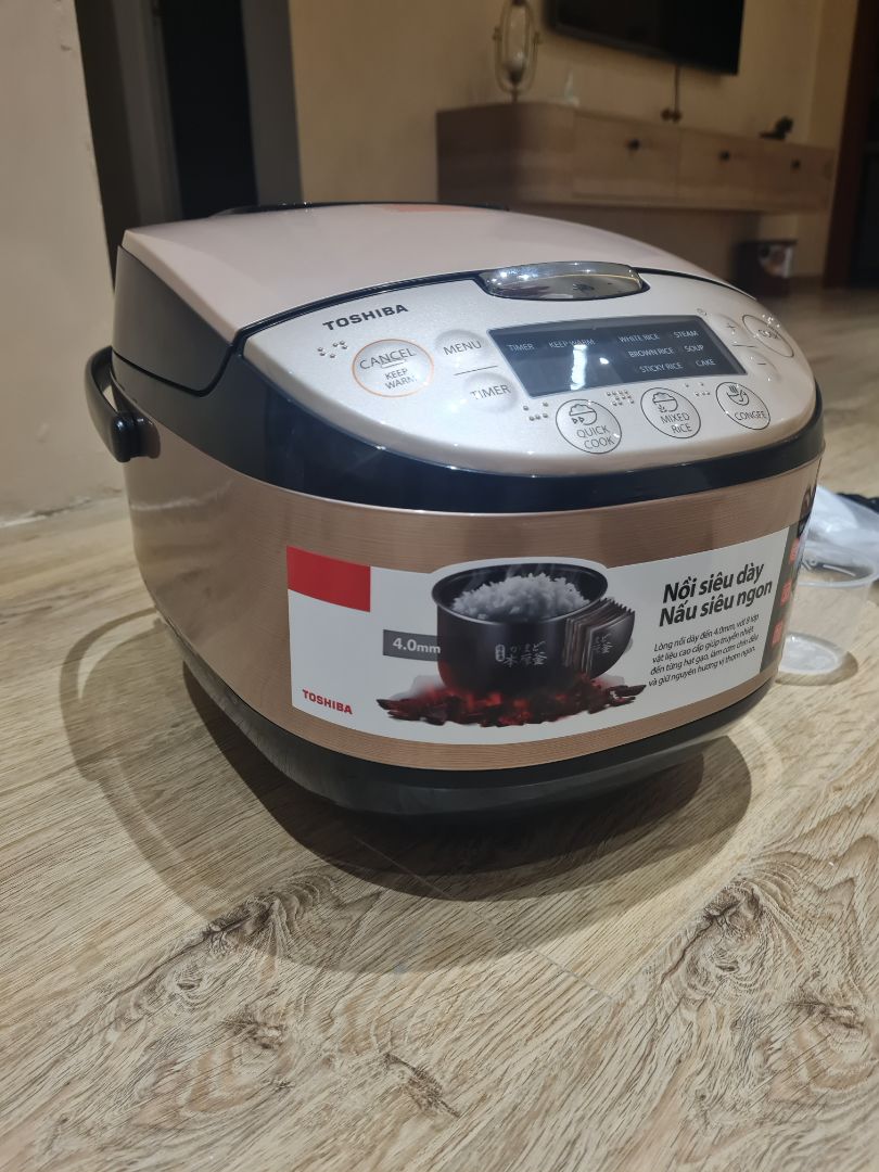 Giao hàng nhanh, hàng nguyên vẹn. Nồi đẹp, lòng nồi dày, nấu cơm ngon. Xửng hấp là kiểu có chân chứ ko phải kiểu cài vào miệng nồi như mấy loại mình hay dùng