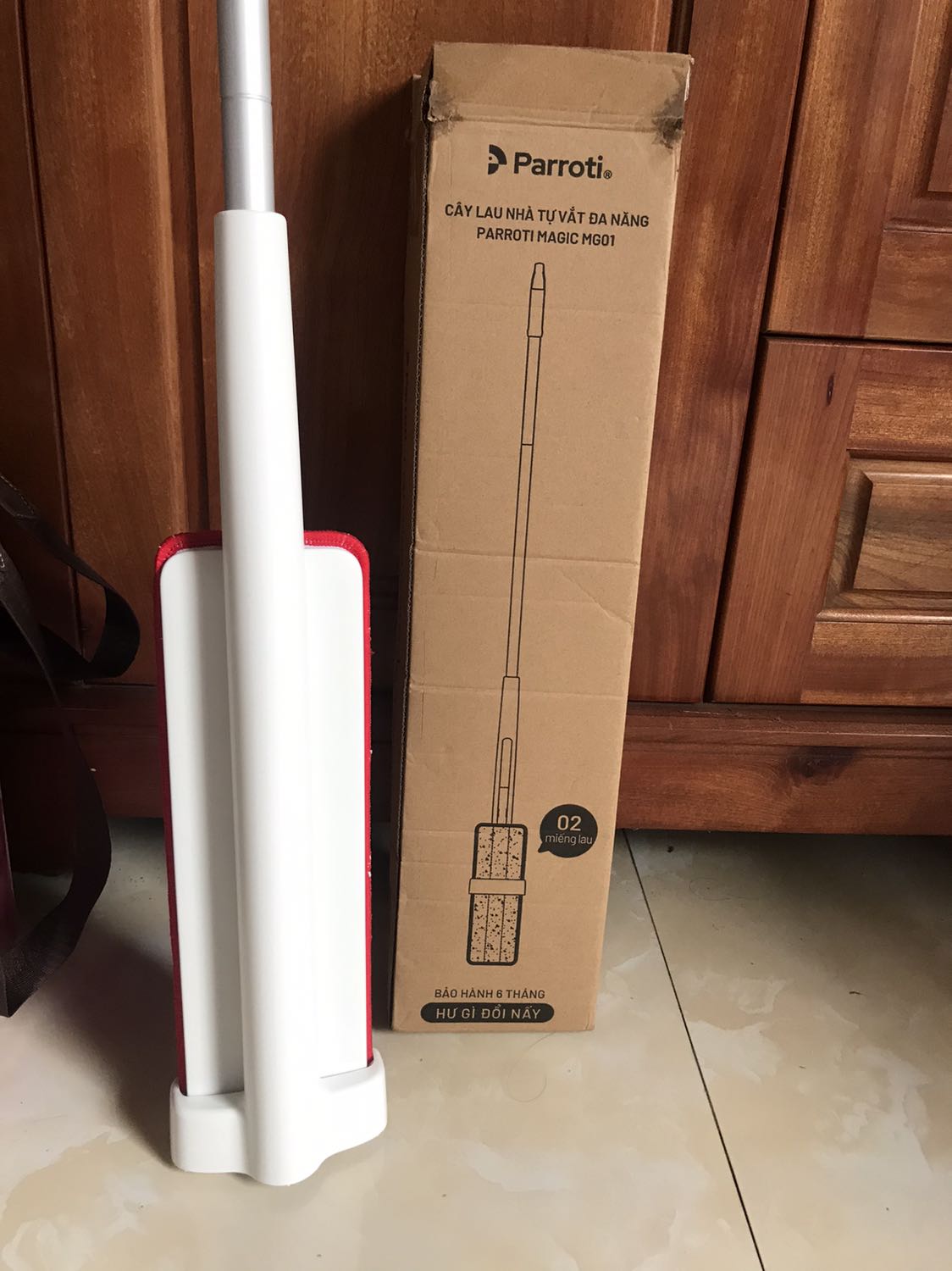 Đây là lần 2 mình mua cây lau nhà này rồi, chắc chăn, chất liệu thấy xịn xò nha nhám nhám xịn tuy là màu trắng nhưng ko bám bẩn, được tặng thêm 1 miếng lau nữa, đang có chương trình hoàn tiền 5% nên càng rẻ hơn, nhưng hơi tiếc là cái logo trên cây lau nhà thì không được in trực tiếp mà dùng dcan trong để dán, mới đầu mình tưởng là hàng ko ok, nhưng khi check mã qr thì đường dẫn chạy về *** của hãng nên cũng yên tâm, trên đầu thì có móc treo có thể xoay 360o tiện nha, nên mua sp