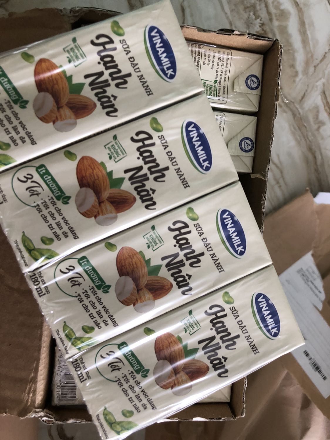 Sữa uống ngon lắm nha, ít ngọt nữa, nên là không ngại về việc tăng cân nhiều, thêm nữa là date cũng còn xa, tới tận tháng 10 nên uống dần mỗi ngày là ok luôn.
Giao hàng Của Tiki thì không còn gì nói luôn, giao siêu nhanh í, mình tưởng thứ 3 mới có hàng theo dự kiến, ai dè mới Chủ nhật là có luôn, thích thật sự