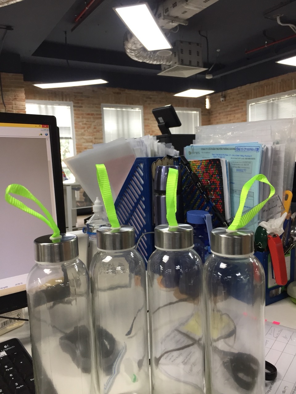 - Hàng giao không giống mẫu, mẫu dây bạc mà đi giao dây màu XANH CHUỐI. Thiệt sự nhìn cái sợ dây ruy băng mỏng te màu xanh chuối gắn vô đây thấy rất chi là trớt quớt. Chẳng thà rõ ràng từ đầu luôn là GIAO MÀU NGẪU NHIÊN. Nên nhận hàng hơi thất vọng, cắt dây đi thì cái chai trụi lũi rất khó cầm.
- Thủy tinh khá đục và có nhiều vết xước thấy rõ như hình 
- Về giao hàng: Tiki giao nhanh và đóng gói cẩn thận nên ko có vấn đề gì