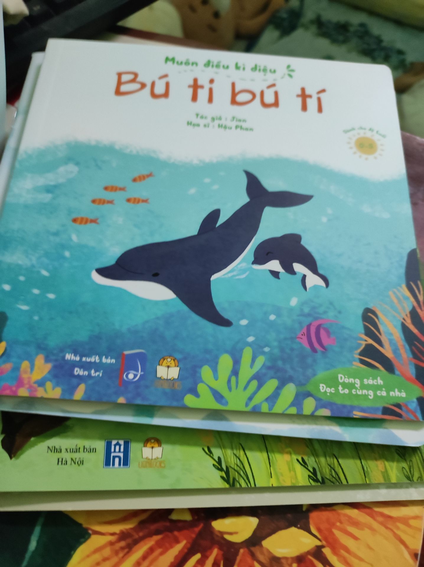 sách hình ảnh và màu sắc đẹp, nội dung ngắn gọn phù hợp với bé, giấy đẹp mà không biết sẽ bị em bé xé khi nào đây 😁