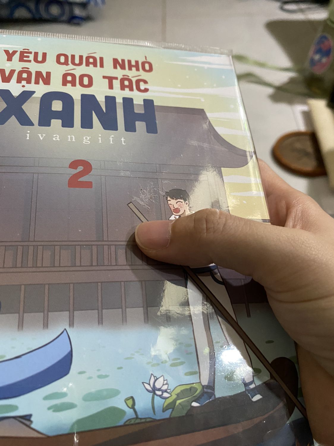 Sách giao trễ hơn dự kiến 2 ngày và đóng gói vẫn sơ sài như mọi khi 🥲 may mà sách không sao 😭 đầy đủ quà tặng bản đb, cơ mà khá buồn vì cái bookcare bị dơ, người phụ trách nên kỹ hơn. Còn truyện thì dễ thương xỉu ☺️