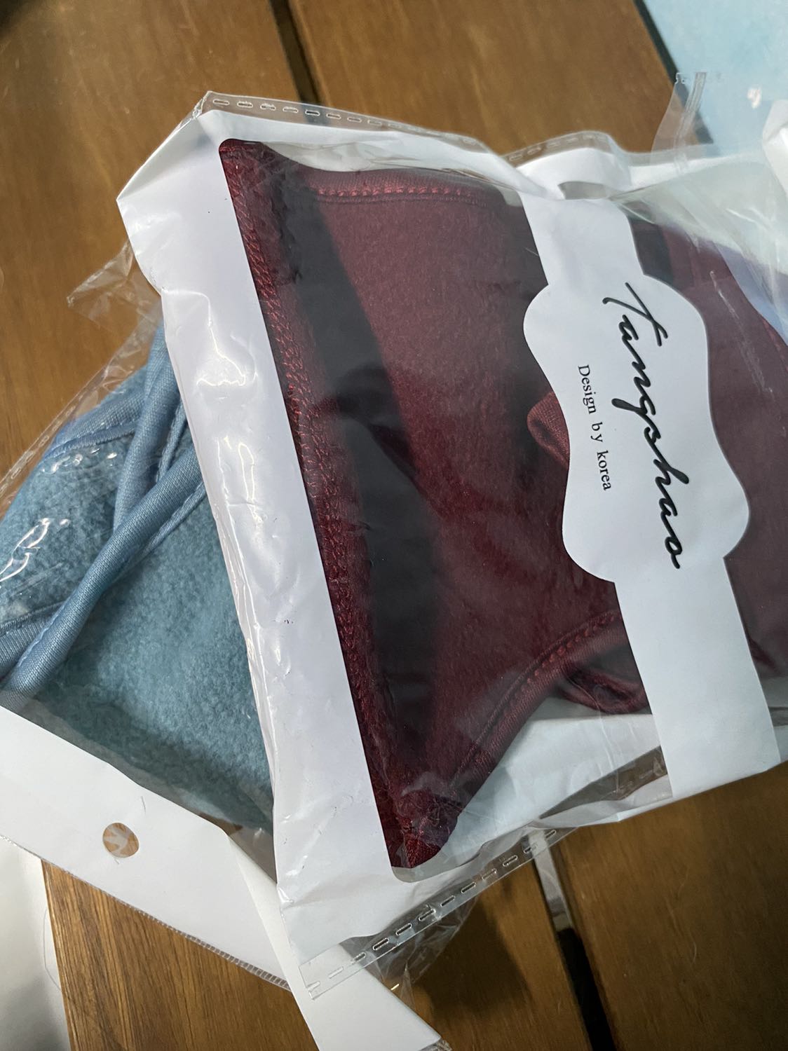 vải nỉ dày dặn, mềm mịn. Chưa mang ra ngoài đường thử, nên không biết nóng không. Giá rẻ