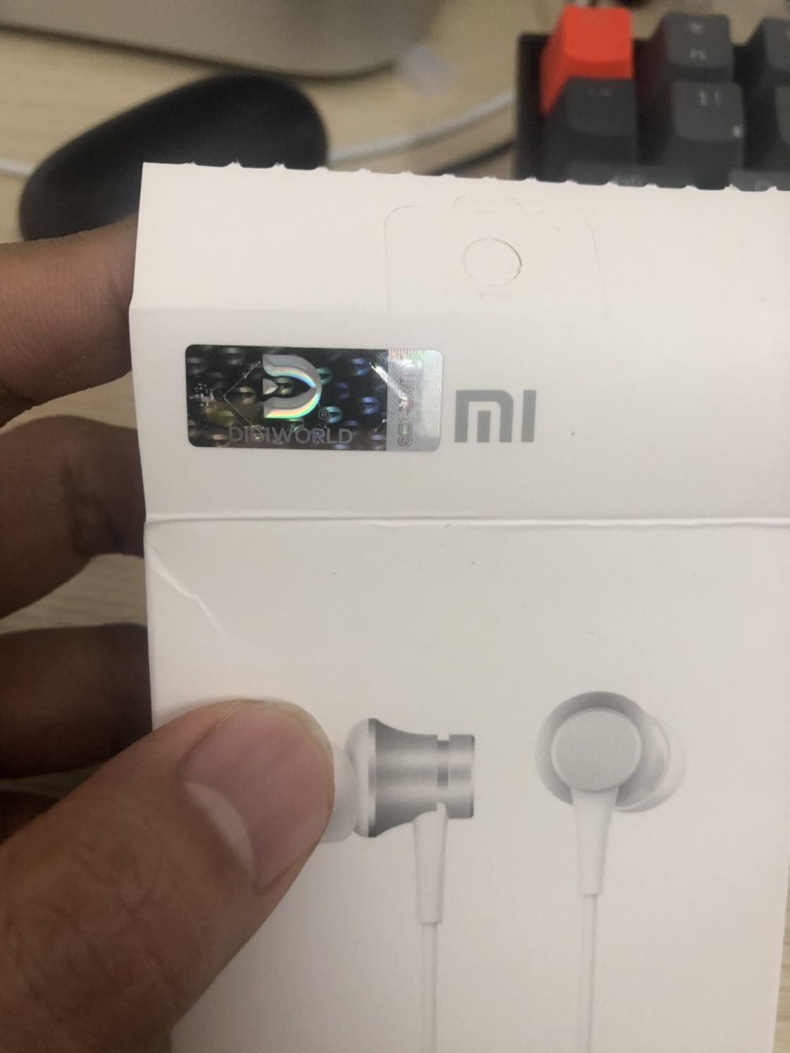 - Thứ nhất là tai nghe màu trắng thì đề là màu bạc ( Không hiểu phân biệt màu kiểu gì )
- Chất lượng tai nghe so với con tai nghe khác cùng loại.
- Dây mỏng và ngắn hơn so với cùng loại mua ở cửa hàng khác.
( Có hình so sánh kèm )
Nếu bạn mua để chống cháy và không muốn ra ngoài giữa mùa dịch này thì đây cũng là một lựa chọn có thể chấp nhận được!