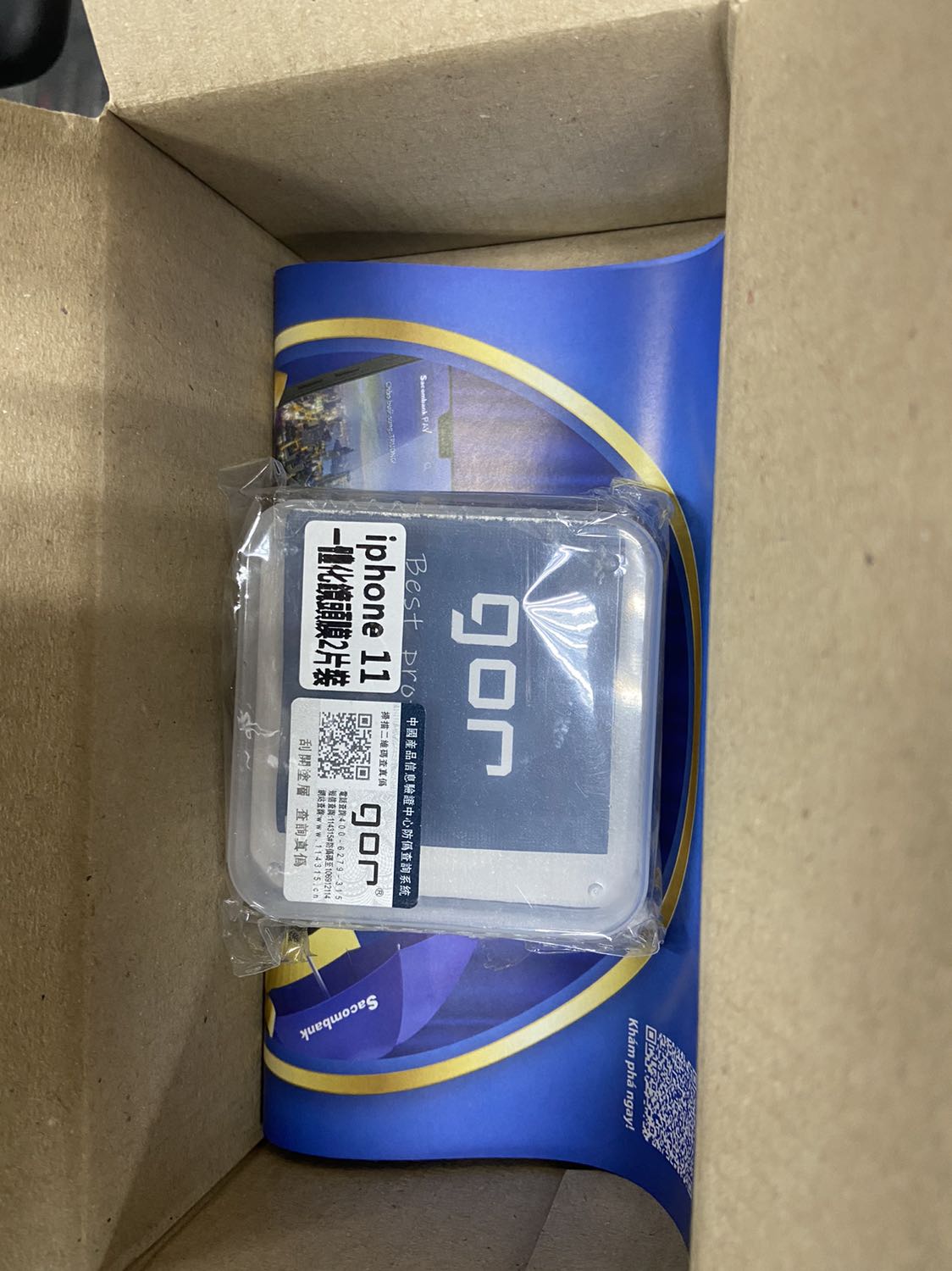 Dễ dán, nhưng cẩn thận không là rớt mất cái vòng đệm đen cho đèn pin ak. Chất lượng hình vẫn đẹp sau khi dán. Còn 1 miếng sơ cua. ??