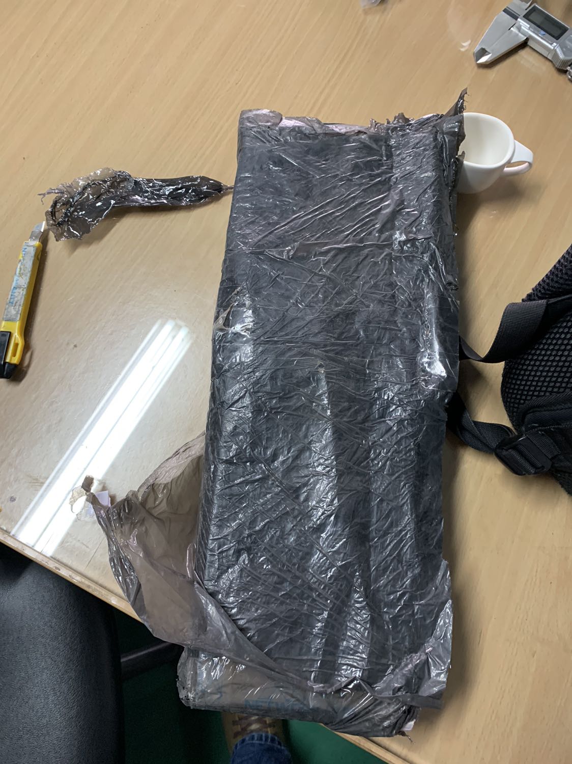 Sản phẩm đẹp nhưng đóng hàng ẩu quá, nhất là với 1 sản phẩm điện tử có giá khá cao. Mặc dù vẫn sử dụng bình thường nhưng ít nhiều nó cũng ảnh hưởng đến tuổi thọ