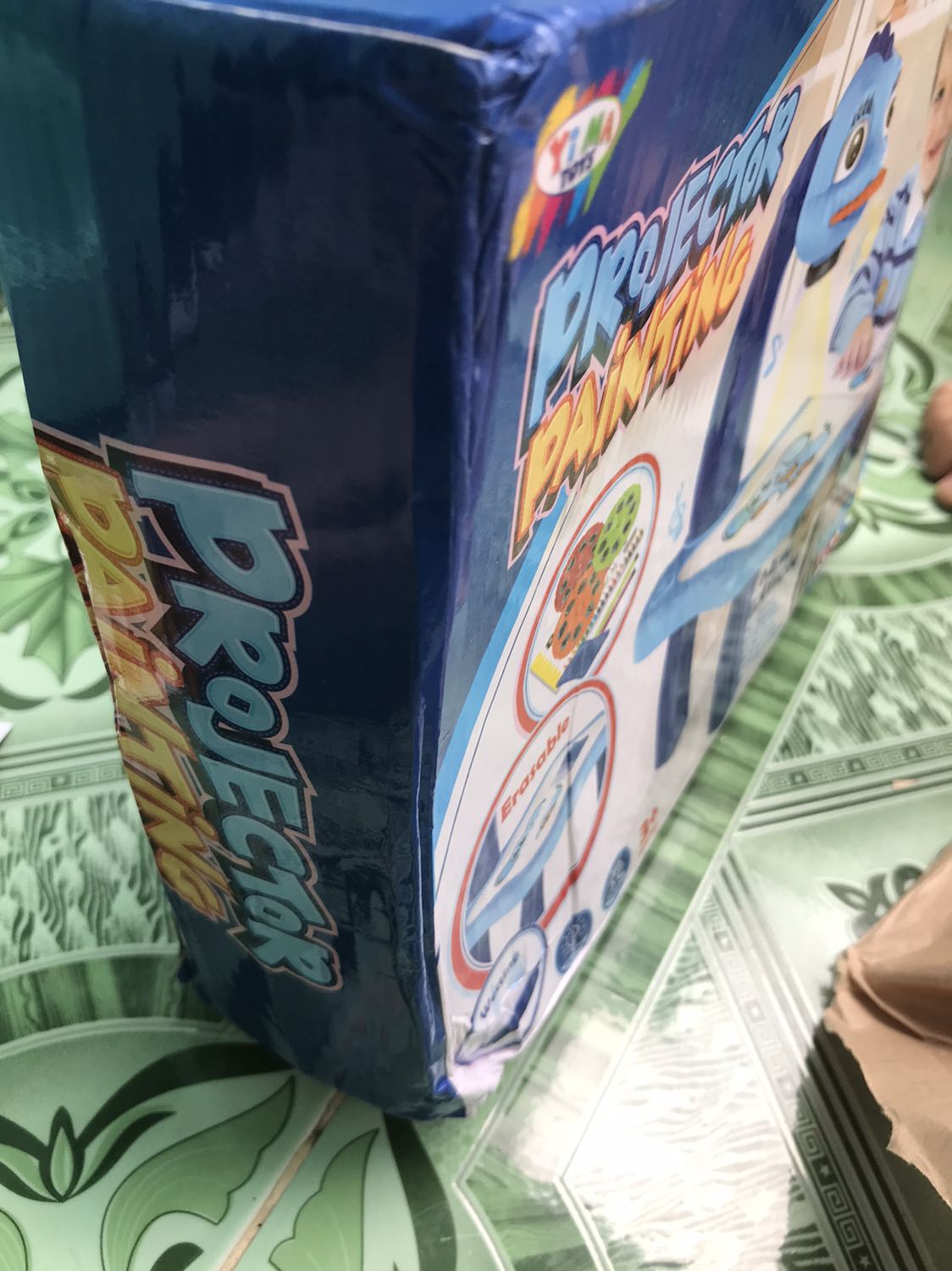 Đóng gói rất ẩu, nên khi nhận đc thùng bên ngoài móp hết, sp thì dính dơ , nhỏ hơn so với suy nghĩ khi nhìn thấy hình mô tả. Bé chưa 3 tuổi mà ngồi để chơi như chơi đồ hàng. Mình tưởng như bàn học ngồi vẽ cho thoải mái. Nhưng đc cái hình chiếu nét, giao hàng nhanh.