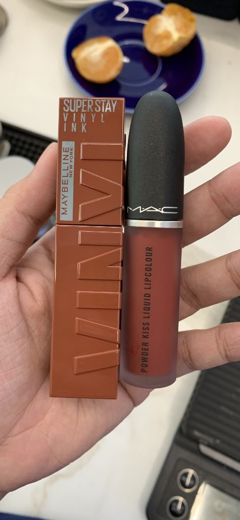 Cái vỏ với màu không liên quan, mà son khá đẹp nha. Đánh nhẹ nhẹ nhìn môi cưng lắm
Bạn nào môi tối màu nên cân nhắc tại sợ sẽ hơi ánh tím hoặc có thể che khuyết điểm môi trước khi đánh son
Chất son dính dính hơi khó chịu nhưng khi để tầm 15p son set lại trên môi thì uống nước không dính ống hút không trôi luôn, môi cứng căng căng nhìn thích lắm. Must try