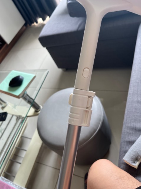 Thân cây bằng nhôm cầm chắc tay, có thể tăng giảm chiều dài. Được tặng thêm 1 đầu lau thay thế.