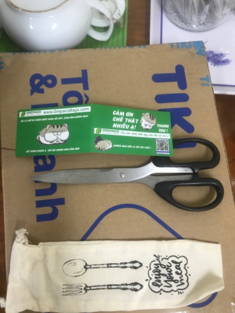 Shop đóng gói cẩn thận, giao hàng nhanh, nhân viên Tiki cởi mở. Túi may chắc chắn, chất liệu bề đẹp, giá cả phải chăng; ngoài ra còn kèm túi nhỏ đựng Đũa, muỗm, nhất là thư Cám ơn, bán hàng rất chuyên nghiệp. Nên mua sử dụng.