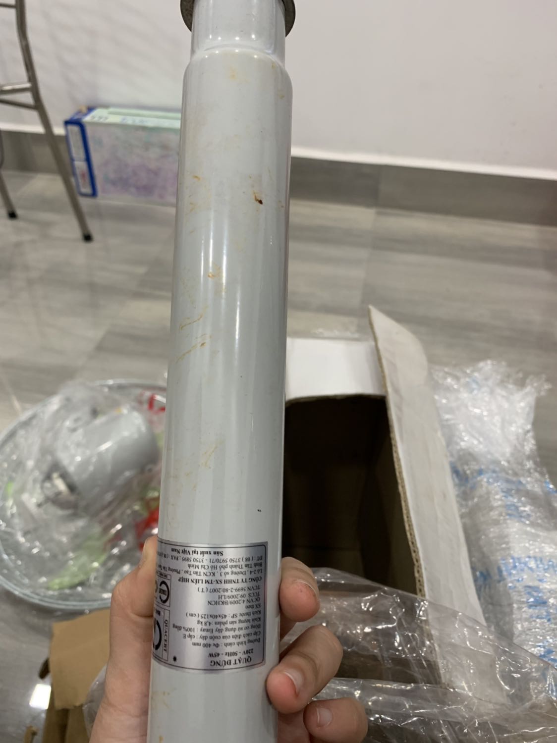 Mở ra thùng bên trong lẫn ngoài đều bụi. (Tạm chấp nhận)
Mở ra thấy óng thân quạt sét dơ chui ko ra( tạm chấp nhận) vì bên ngoài. 
Tới ráp cái cổ nghe lua khua thì nghĩ ko bít bị gì thôi cứ ráp roi tính. Ráp xong bật quạt thì thấy cái nút bị lỏng chuẩn bị rớt. 
Một tháng đặt hơn 40 đơn mà tiki coi thường khách vậy sao. Thà ko bán chứ bán ba cái đồ ôn này mất thời gian cả hai bên.