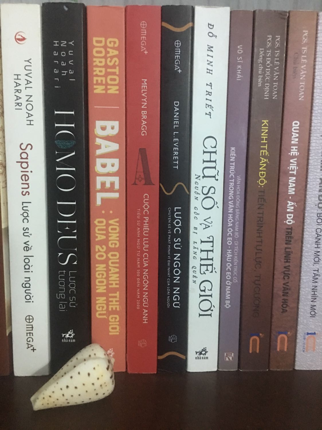 Ngôn ngữ là thứ khiến cho xã hội loài người phát triển. Cuốn sách thực sự hữu ích cho những ai quan tâm tìm hiểu về ngôn ngữ, sách không quá nặng, dày, khổ vừa tay. Kiến thức uyên bác.