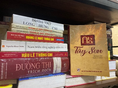 Thế lớn trong thiên hạ chia lâu rồi lại hợp, hợp lâu rồi lại chia. Như cuối thời Lê Cung đế, Mạc Thái tổ cướp ngôi, lúc ấy có Nguyễn Chiêu Huân công phò Lê Trang tông hưng binh ở sông Tất Mã chia đôi thiên hạ. Sau này con của Chiêu Huân là Nguyễn Thái tổ Gia Dụ hoàng đế cùng cháu ngoại Chiêu Huân là Trịnh Thành tổ Triết vương mượn tiếng phò Lê, chia đôi Đàng Trong - Đàng Ngoài 200 năm, lúc đó mới nổi lên bậc đại anh hùng ở đất Tây Sơn, 2 lần ra Bắc, 5 lần vào Nam, khoát tay một lần mà diệt sạch 20 nghìn Xiêm tặc, hô to một tiếng mà dẹp tan 29 vạn Thanh khấu, nhắc đến tên Nguyễn chúa phải run, nghe hơi gió Trịnh chủ lẩn trốn! Muốn biết thế nào hãy đọc Tây Sơn thực lục, Hậu Lê thống chí, Kim Bình Mai