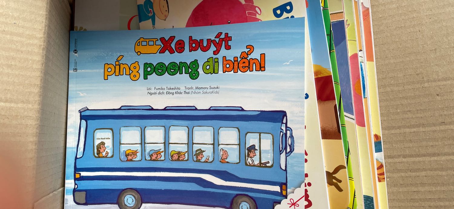 Tranh vẽ rất đẹp, chắc sẽ khơi gợi nhiều sáng tạo cho trẻ, nhất là trẻ thích vẽ vời. Nội dung đơn giản quá nên hơi nhàm chán, bé nhà mình 2,5t hiếu động nên chỉ thích quyển Xe cảnh sát tuần tra nhất :)