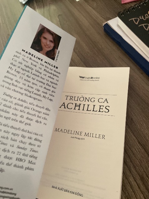 Sách đẹp có kèm một bản phụ lục dễ thương, đọc xong rồi. Truyện về tình yêu và chiến tranh, là tính yêu giữa 2 chàng trai khác biệt và cuộc chiến thành troy. Hấp dẫn giằng xé. Thích hợp cho mấy bạn lgbt