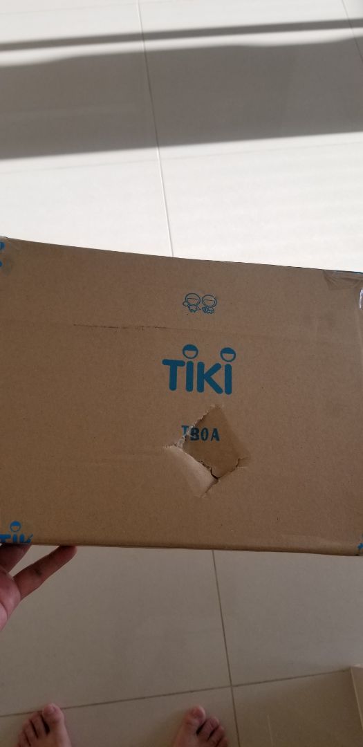 Hộp đựng bị thủng rách, vỏ sản phẩm nhìn khá cũ. Tuy nhiên sản phẩm sử dụng khá tốt