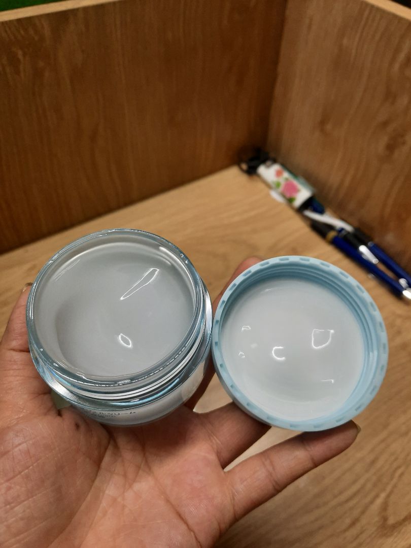 giao hàng nhanh chóng. lần này mẫu mã không giống như lần trước mình mua, hơi lo lắng. sản phẩm k có nắp chặn nên kem dễ dính với nắp đậy lại.