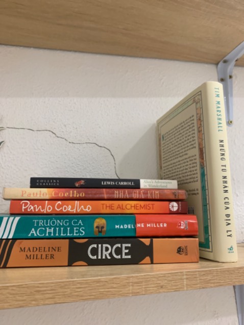 hmmm mua circe vì trường ca achilles nhưng mà tính ra mình lại thích circe hơn, nói sao nhỉ, xuyên suốt cả sách là những khổ sở circe phải trải qua nhưng tác giả diễn giải nó rất nhẹ nhàng và dễ đồng cảm. Nhưng mà không dễ đọc tí nào :))) achilles cảm giác nó mơ mộng đẹp đẽ hơn còn circe thì lại hơi trần trụi quá, nhưng mà tác giả đào sâu vào nhân vật, suy nghĩ và quá trình phát triển lắm nên mình thấy khá lạ. Tóm lại là nên đọc nhen, kết cũng cho là đẹp đi