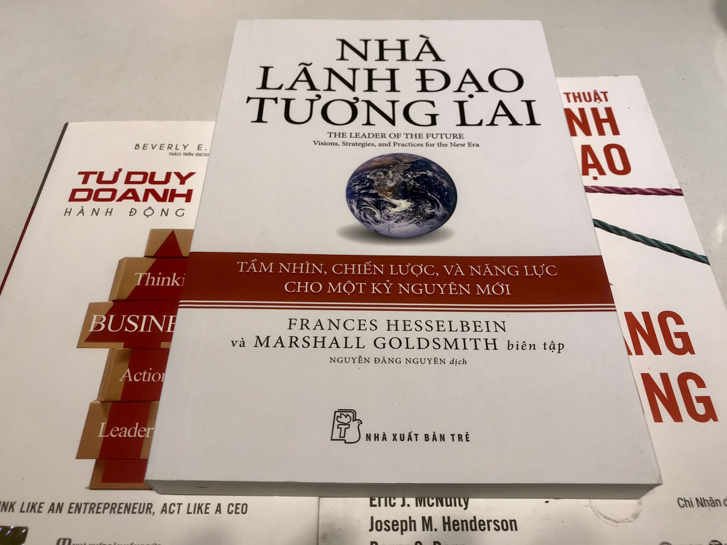 "Khả năng thu hút trí tuệ con người qua việc triển khai hoạt động tập thể sẽ là định nghĩa cho khái niệm lãnh đạo hiệu quả trong tương lai" - John Alexander, chủ tịch của Centre for Creative Leadership