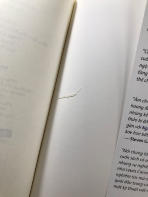 tiki giao hàng siêu nhanh nhưng khâu đóng gói ko ổn như ***, bên *** hình như là Nhã Nam tự tay gói hàng nên được bọc cẩn thận lắm kèm cả thiệp cảm ơn, sách cũng mới tinh. tiki sách hơi bụi mình phải lau đi. ngoài ra có 1 số lỗi như ảnh