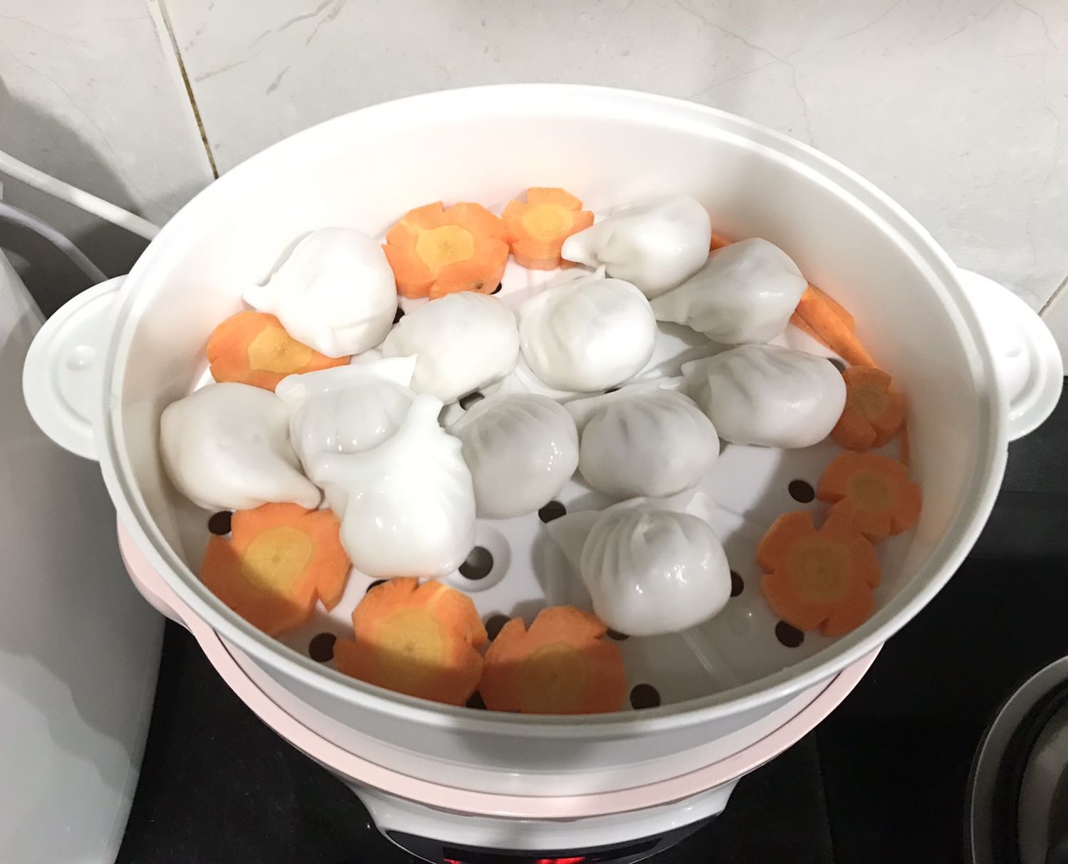 Nồi nhỏ nhắn xinh xắn và tiện lợi để chuẩn bị đồ ăn dặm cho bé lắm, bất kể mẹ chọn cho bé phương pháp ăn dặm nào. Shop thì tư vấn rất nhiệt tình lắm, sẽ ủng hộ shop dài lâu :)