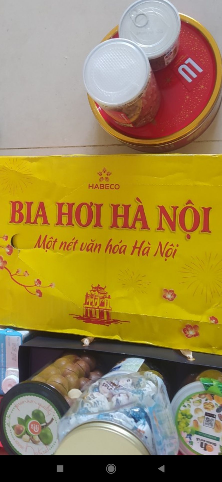 giao hàng nhanh hơn dự kiến, *** bia có hơi bị móp nhưng không sao,chưa uống nên chưa kiểm chứng chất lượng. shop nên đóng bao bì giấy dầy hơn để vận chuyển không bị móp ***.