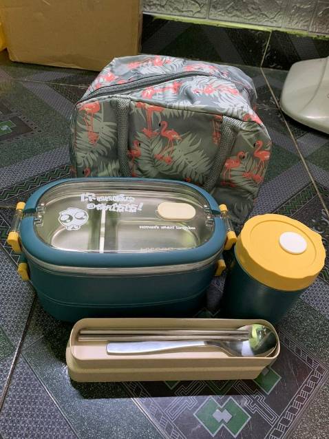 Hộp cơm đẹp lắm ạ. Đc tặng kèm túi cơm và đũa thìa , mọi người nên mua nhé😍😍🥰🥰
Lần sau sẽ ủng hộ shop