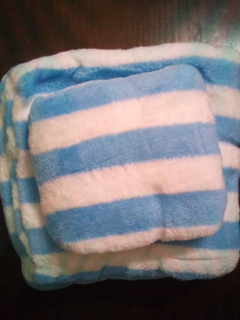 Khăn dày vừa phải, nhưng rất đẹp, màu sắc sáng bắt mắt, chất khăn đúng là mềm thật. Dùng thích lắm