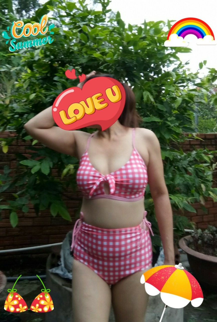 ? Nhận được 1 bộ đồ này mình có 1 số nhận xét như sau:  
? Màu sắc tươi sáng như hình, vải thun co dãn 4 chiều rất đẹp.  
?Điểm cộng cho sản phẩm này là Quần có dây rút nên rất dễ mặc và điều chỉnh lớn nhỏ theo vòng eo của mình. 
? Áo thì nâng ngực tốt, nhưng điểm trừ là mút lót mỏng nên những bạn vòng ngực nhỏ nên cân nhắc điểm này. 
? Riêng mình vòng một nảy nở nên rất phù hợp. 
? Mình cho TIKI 5 sao.