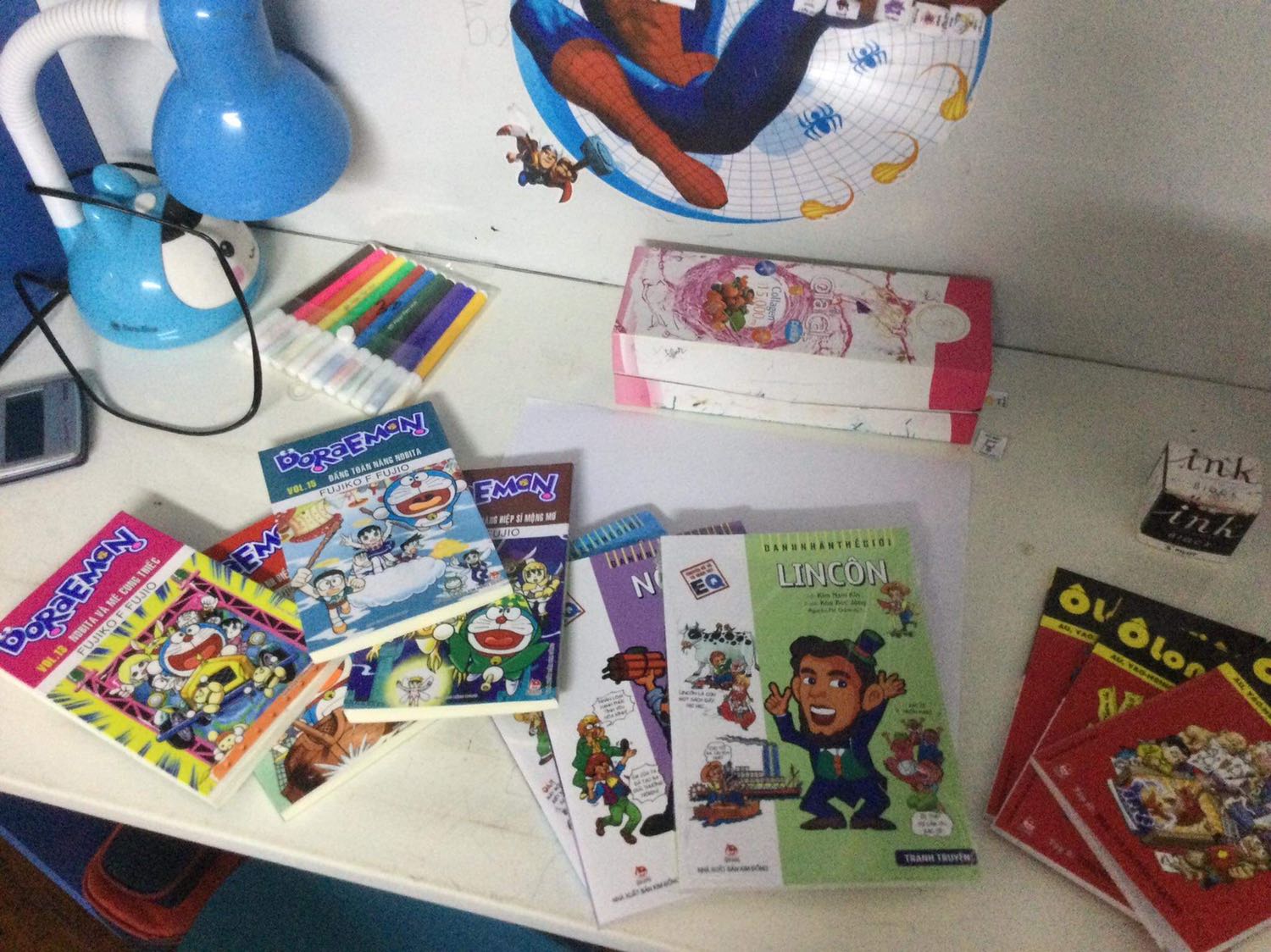 Hàng bị bóc ra, hộp bị nát, may không mất quyển sách nào. Sách ro2i ra ngoài, mình có quay video lại nhưng ở đây k up đc video nên mình chụp lại
Giao hàng lâu, cực lâu. Ghi thứ 2 nhận đc hàng nhưng đến hôm nay vẫn k nhận đc, mình gọi lên tổng đài phàn nàn mới phát hàng.
Trải nghiệm mua sách trên tiki tệ nhất từ trước đến giờ :)