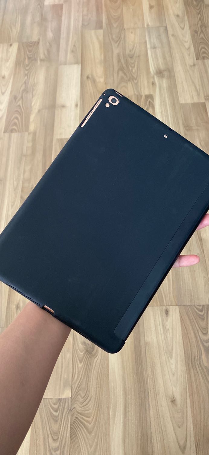 Case ôm khít, vừa vặn với máy. Vỏ case khá chắc chắn, tương xứng với giá tiền. Shop đóng gói rất cẩn thận. Case ôm khít, vừa vặn với máy. Vỏ case khá chắc chắn, tương xứng với giá tiền. Shop đóng gói rất cẩn thận.