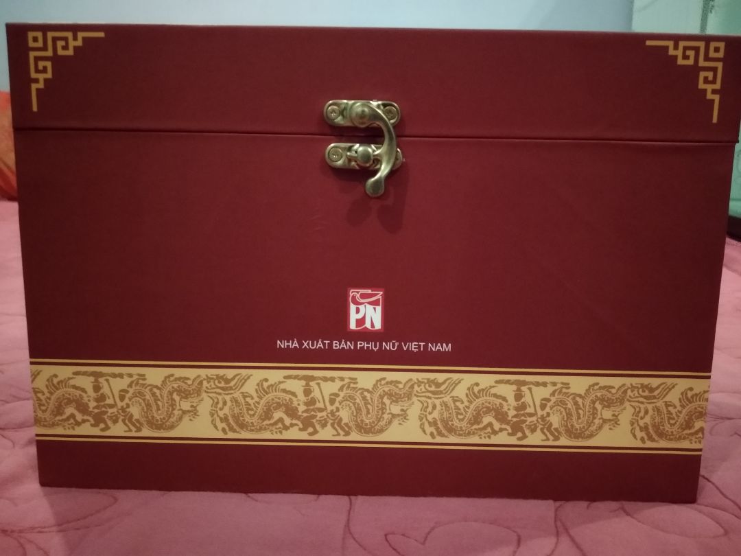 nội dung là tiểu thuyết lịch sử về nhà trần, rất bổ ích về 3 lần chống giặc xâm lăng nguyên mông. tuy nhiên vẫn còn nhiều lỗi về nhầm lẫn ngày sinh các nhân vật.... và cũng chưa cuốn hút lắm. mình thấy tgia viết hơi dài dòng, lặp lại thông tin quá nhiều, nhất là ở đoạn các tướng phát biểu ý kiến, ng sau nói cx na ná ng trước, chỉ là dài dòng hơn, kiểu vậy. nhưng dẫu sao cx là tp về lịcch sử nước nhà, đáng đọc, đáng ủng hộ