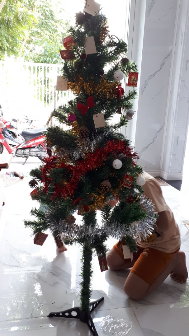 có nhiều đồ trang trí , nhưng không cao 1.6m như shop mô tả, gắn cả ông sao mới được 1.4m