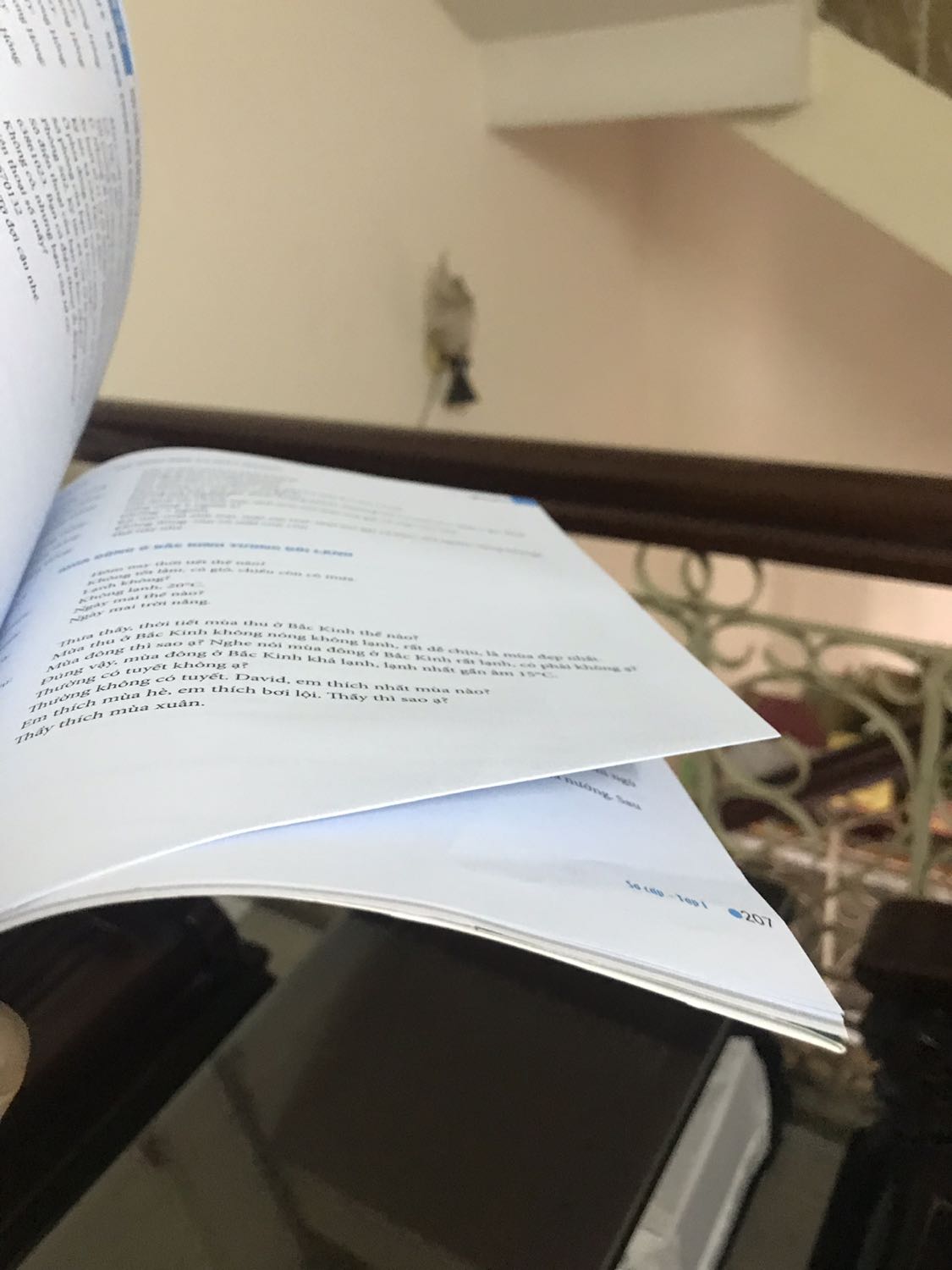 Mình đặt sách hôm 7/12, cuốn giáo trình này và 1 cuốn tập viết. Sau đó Tiki đột ngột thông báo thay đổi đơn hàng bằng email, nhưng không nói là vấn đề gì. Lúc coi hoá đơn giao hàng mình mới biết chỉ còn 1 cuốn giáo trình. Hôm nay mình nhờ người nhà lấy sách giùm, người nhà không kiểm tra kĩ. Về mở ra thì như thế này. Nhưng mình tải app về sử dụng được. 
Mình còn 1 cuốn tập viết, không biết có được giao hay không. 
Mấy lần trước đặt sách tại Tiki không bị như thế này.