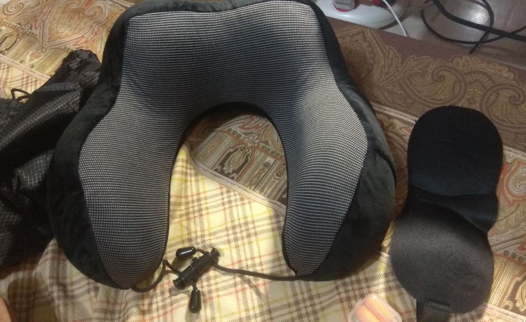 Gối mịn, đàn hồi tốt, có khóa tháo ra vệ sinh phần nệm bên trong dễ dàng. Chất lượng hơn nhiều so với các loại gối chữ U hình Totoro với gấu nên đương nhiên giá cũng đắt hơn. Cơ mà dùng lâu dài nên hơn vài chục cũng không đáng là bao, nên dùng thử nằm rất phê =))