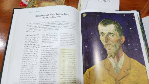 Khổ to, chất lượng in ấn tốt, màu sắc đẹp, nội dung chi tiết ... Rất ok cho ai tìm hiểu về tranh của Van Gogh !!!