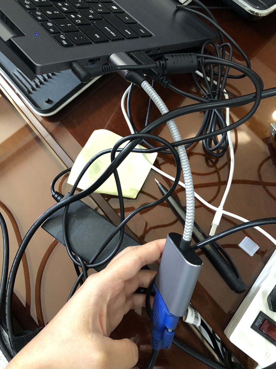 Dùng được gần tuần rồi, Sếp mình hài lòng, lên màn hình tốt, ngồi máy lạnh nên cũng ko bị nóng lắm đâu