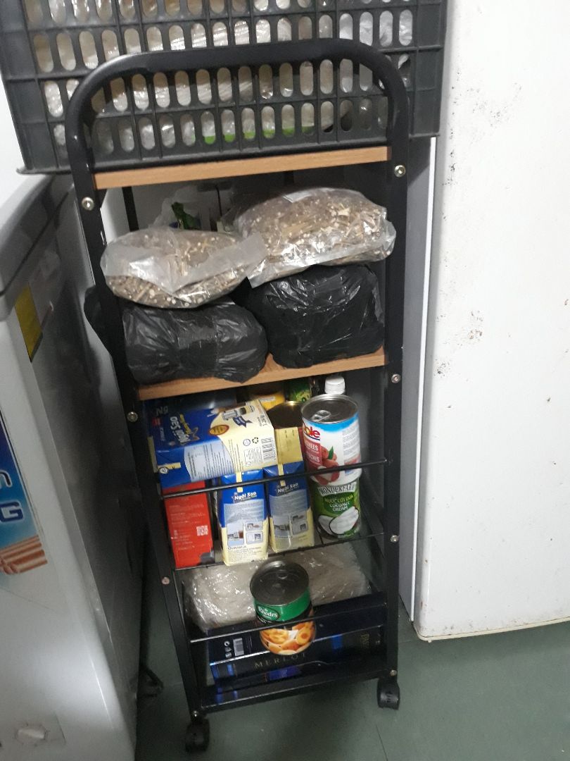 kệ đẹp và tương đối chắc . dùng lâu rồi mới đánh giá . mình mới đặt thêm chỗ shop 1 cái kệ nữa . kệ này nữ tự ráp vô tư nhe