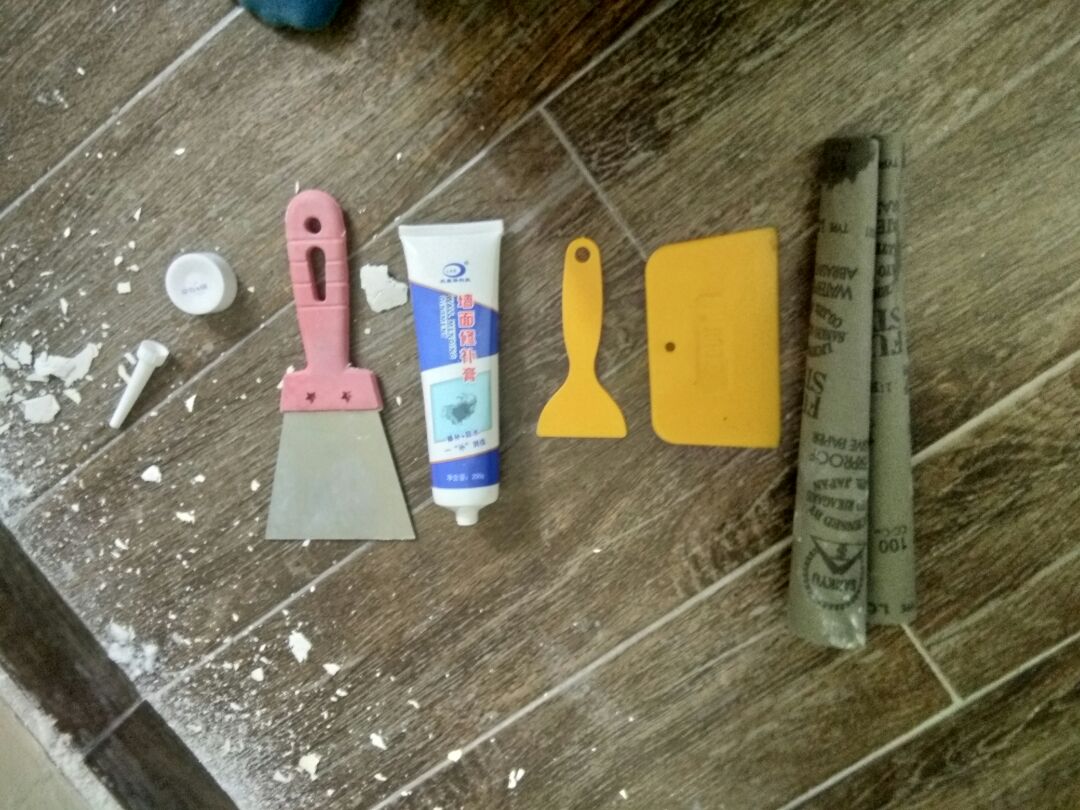 Tiki giao hàng nhanh. Keo dễ thao tác, không bị mùi khó chịu. mình mua 2 tuýp đc khuyến mãi thêm 2 cái gạt. Gạt khuyến mãi hơi nhỏ nên mình dùng thêm gạt riêng. Trong lúc làm có bị keo dính tay thì cũng dễ rửa trôi với nước. 
Mình quên không hỏi bao lâu thì keo khô, nói chung cũng không khô quá nhanh nên có thể làm từ từ bình tĩnh. 
Nhà dễ nồm nên mình đang *** keo có chống ẩm đc k, có gì sẽ update tiếp.