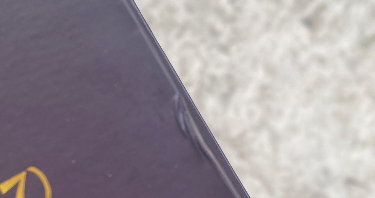 Hộp đựng hàng dập, móp méo nặng ( chứng tỏ va đập mạnh) cuốn bìa mềm thì không sao nhưng bìa cứng thì móp gáy, móp cạnh bìa ở nhiều chỗ ( vết móp lớn) . Trước giờ toàn đánh giá tiki 5 sao, nhưng càng ngày thấy chất lượng giao hàng càng tệ. Yêu cầu Tiki đổi lại dùm tôi cuốn sách bìa cứng và vận chuyển tốt hơn.