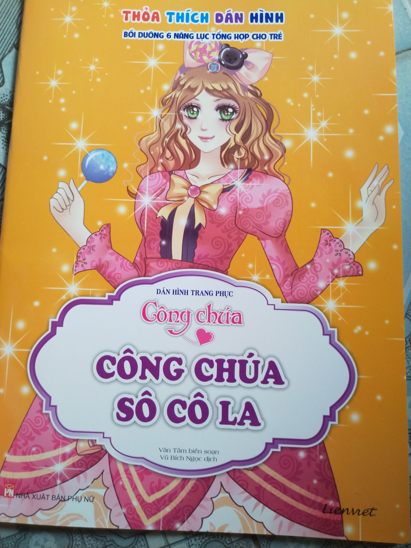 Tranh đẹp, sắc nét, 32 trang cho bé tha hồ dán sáng tạo. Bé nhà mình rất thích dán, rất khéo tay, lớp 1, dán tý là hết quyển luôn.