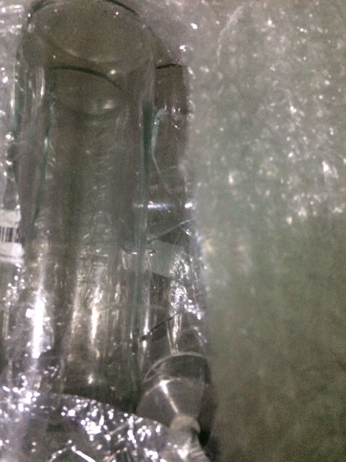 Hàng dc bao bọc cẩn thận nhưng vẫn bị vỡ 3 chai ? Tui nghĩ shop nên bọc cách các chai ra bằng túi nilon hay giấy báo giống như ng ta bọc trứng thì hợp lý hơn là để các chai sát nhau. Bó buộc chặt có thể gây ma sát lớn nên mấy chai mới bể chứ k hoàn toàn do lỗi vận chuyển ạ.